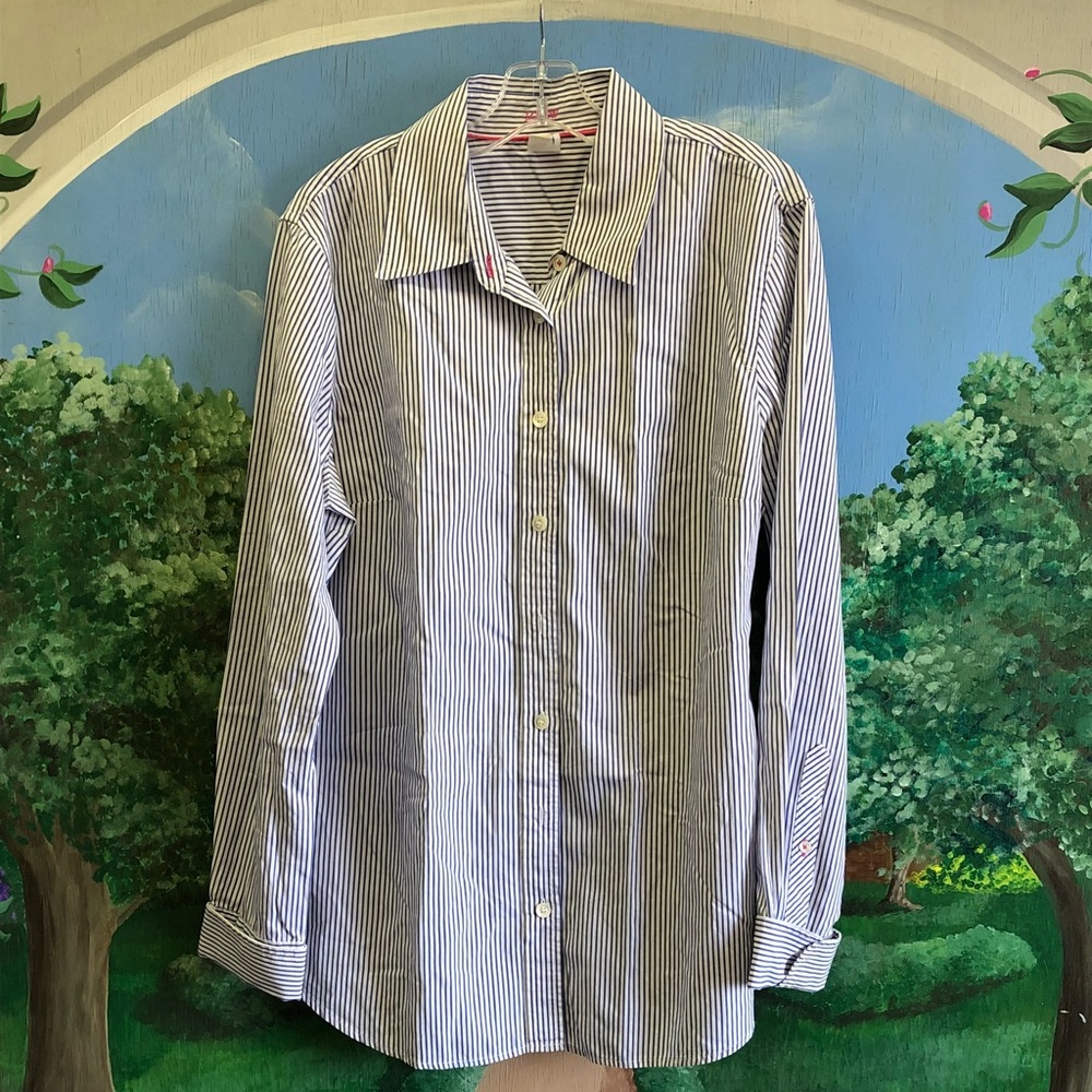 Women’s buttons up shirt